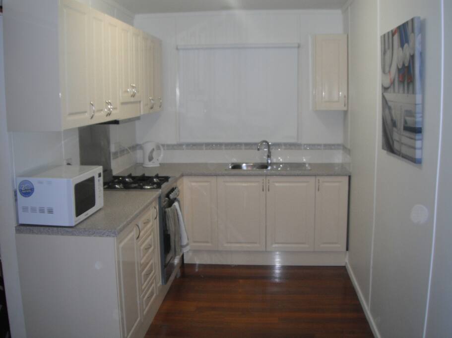 Beautiful Fuly functioning kitchen, has everthing you need to feed your family