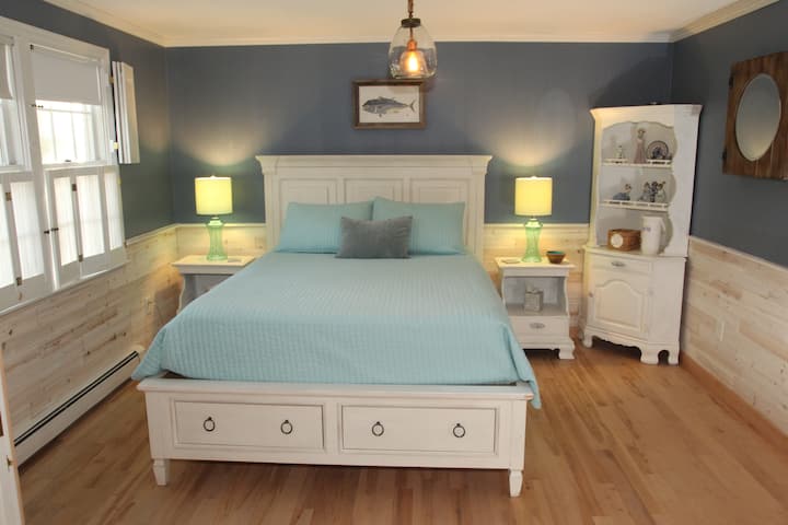 Nova spavaća soba Queen Boston s madracem s gelom, Cedar Wainscoting.