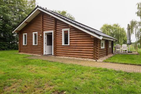 Holiday bungalow with sauna, located on a pond in Hoge Hexel.
