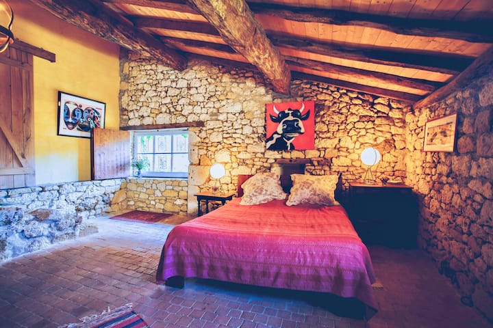 Chambre double (numéro 5) , avec salle de bain attenante, rez-de-chaussée, avec marches