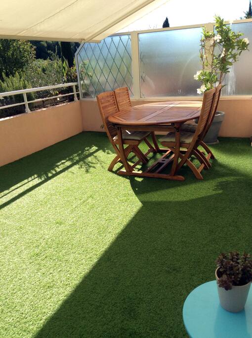 Une terrasse profonde avec store électrique