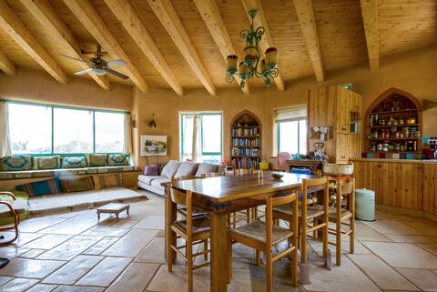 Floresta
Ecologic mud house facing Mt Tabor