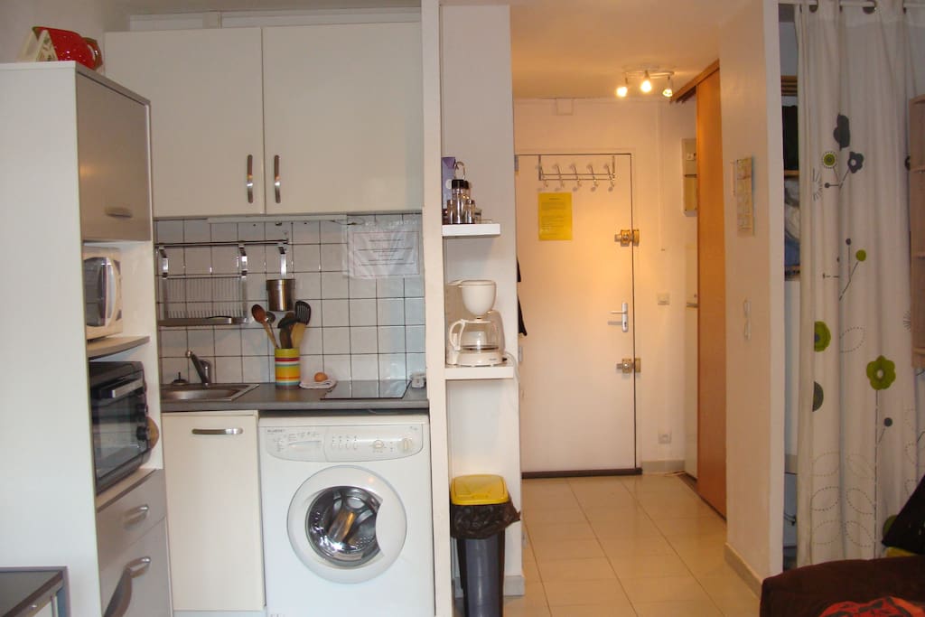 Cuisine équipée tout confort machine à laver le linge réfrigérateur four micro onde...