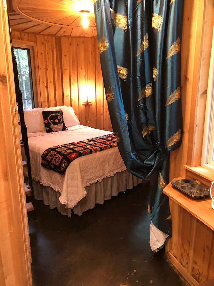 Fli në një Silo.  Cedar siding. Ëndërra të ëmbla. 