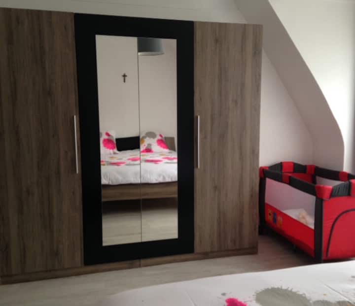 chambre Martina -grande armoire et lit King Size 180 x 200. 
Cintres à disposition, couverture et oreillers supplémentaires. Le lit parapluie sur roulettes peut aisément être déplacé.