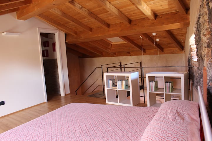 Al Maratoneta: Particolari di interni- 2° letto e cubi con libri