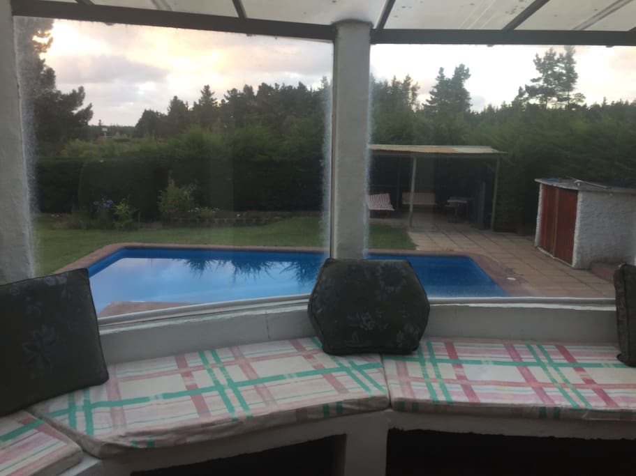 Vista de la piscina desde sala de estar