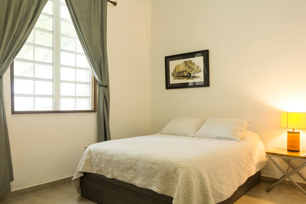 BEDROOM / QUEEN SIZE BED