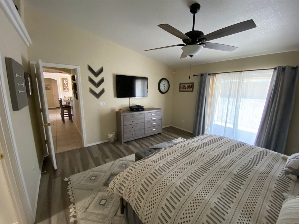 ห้องนอนใหญ่ - พร้อมโทรทัศน์ดาวเทียม!