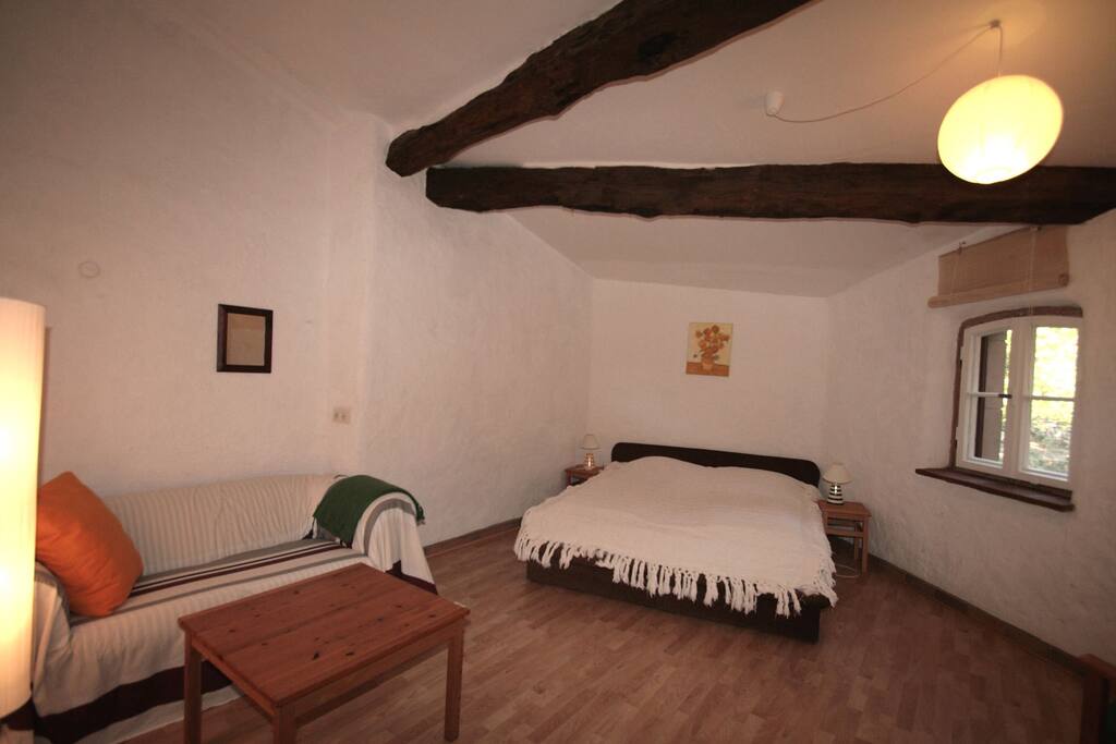 Chambre principale avec coin canapé
