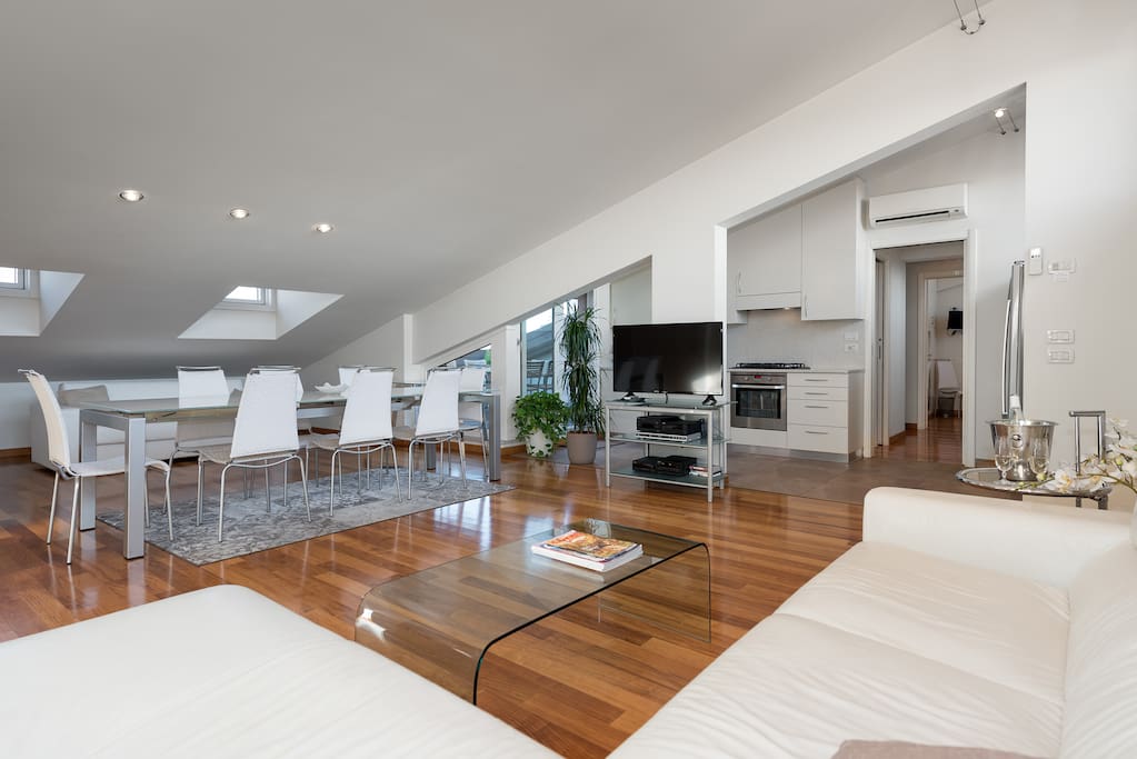 Sala con divano letto doppio - living room with double sofa bed