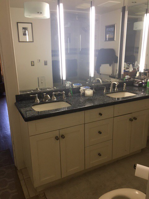 חדר רחצה ראשי קומה 2 עם אמבטיה ומקלחת ומושב אסלה מחומם/בידה