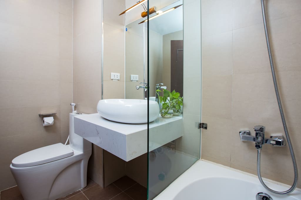 bathroom with bath tub