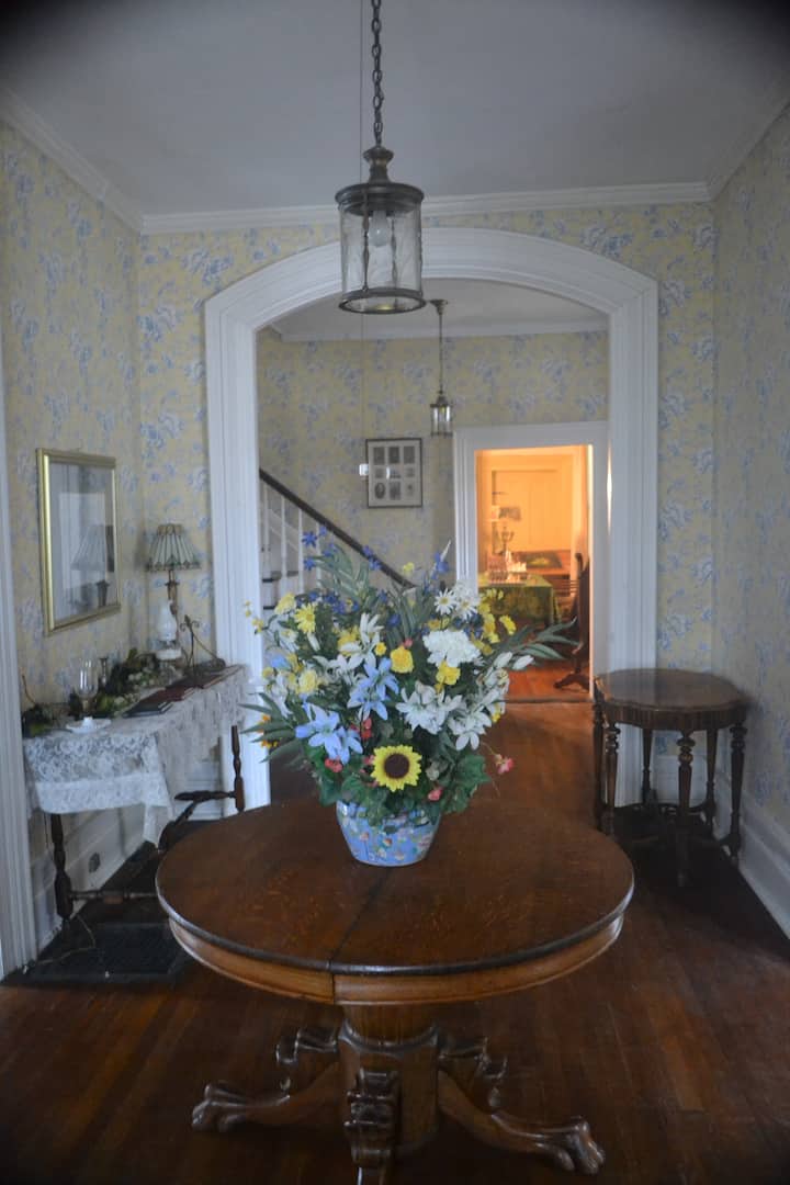 Victorian Stagecoach Inn, Sleeps up to 15