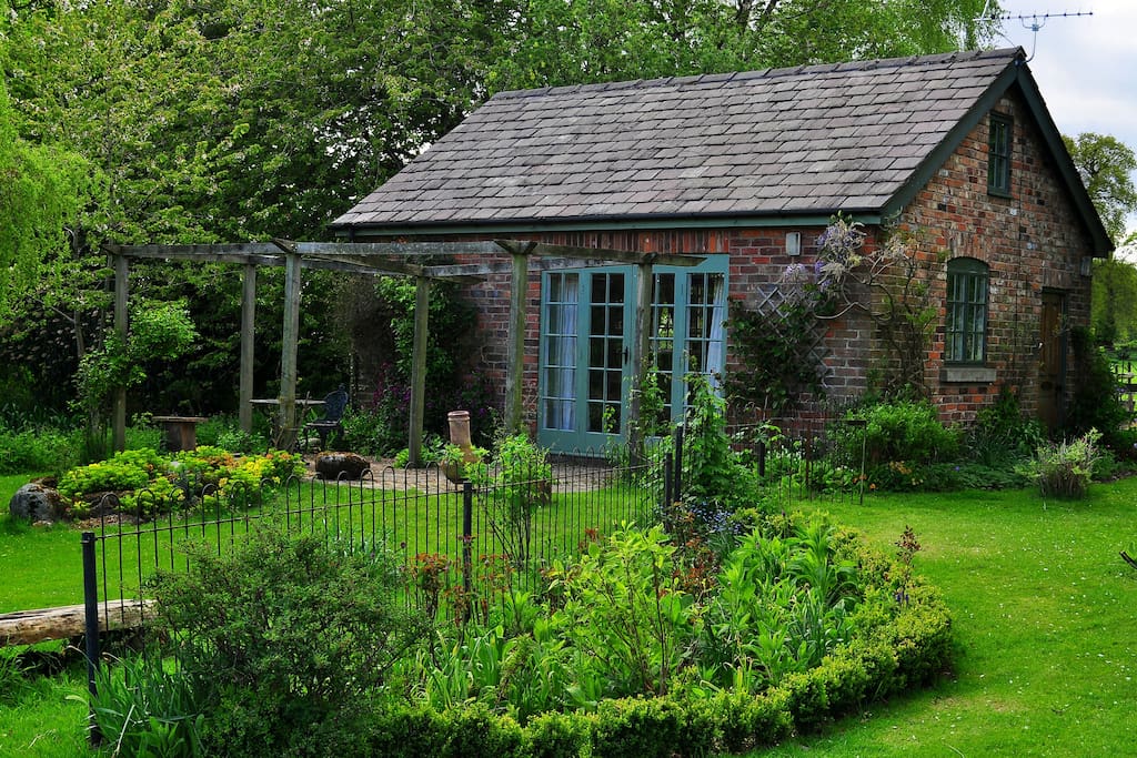 Calm & private garden cottage Houses for Rent in Macclesfield