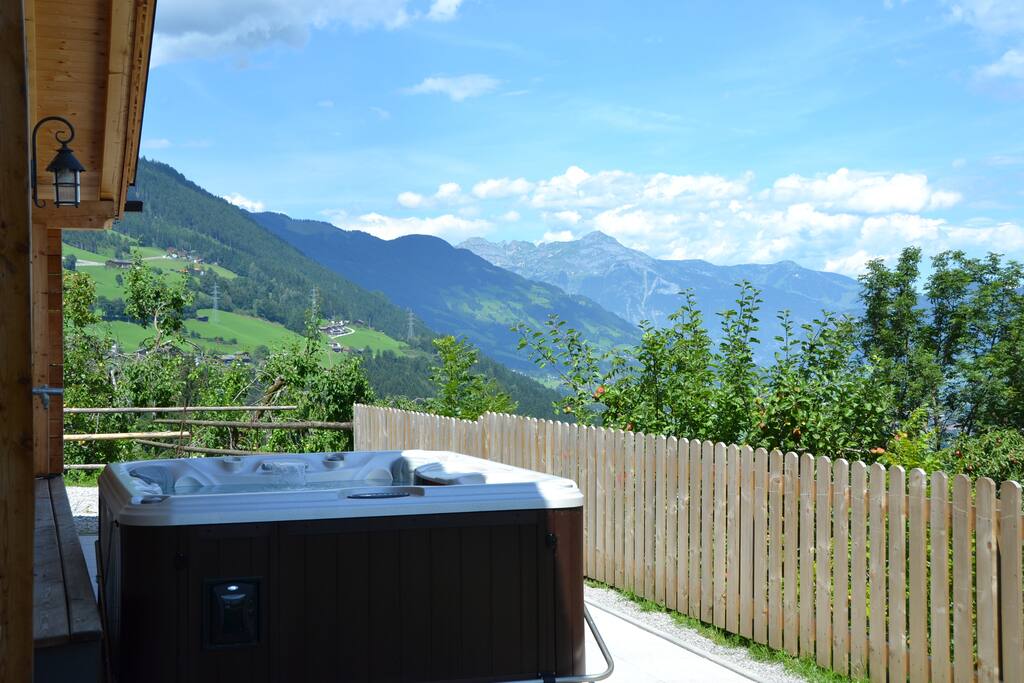 Whirlpool mit Panormablick aufs Zillertal