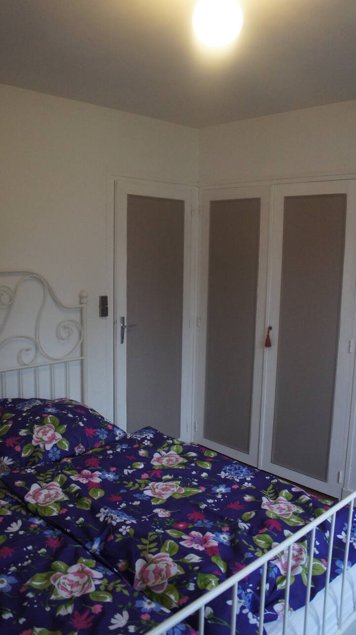 Schlafzimmer 1, EG - საძინებელი 1, პირველი სართული