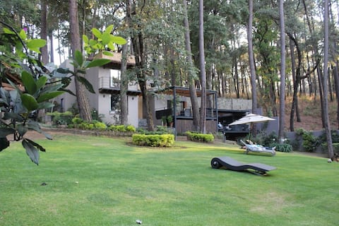 CHALET IN THE FOREST: JACUZZI, PIZZA OVEN, CAMPFIRE