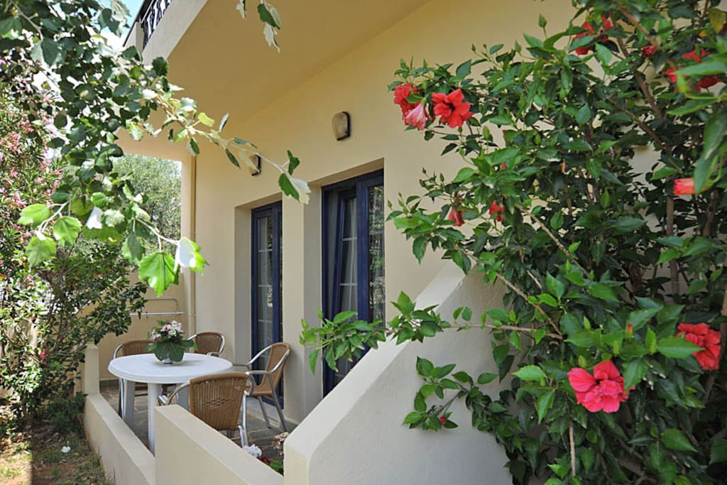 Terrasse unserer Anlage - Ruhe und Frieden im Blue Sky Kreta. /// A terrace where you can rest and regenerate.