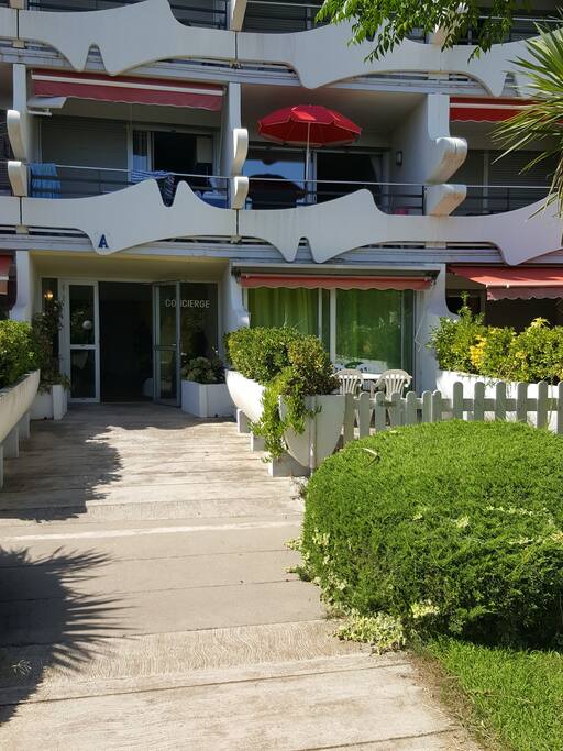 Entrée appartement (appart 1er étage à droite)