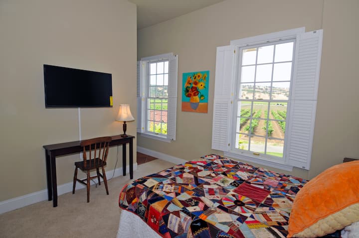 双胞胎套房（ Twin Sisters Suite ） -二楼面向葡萄园和日落。  标准双人床。平板电视。  与Suisun Creek套房共用Jack & Jill卫生间。