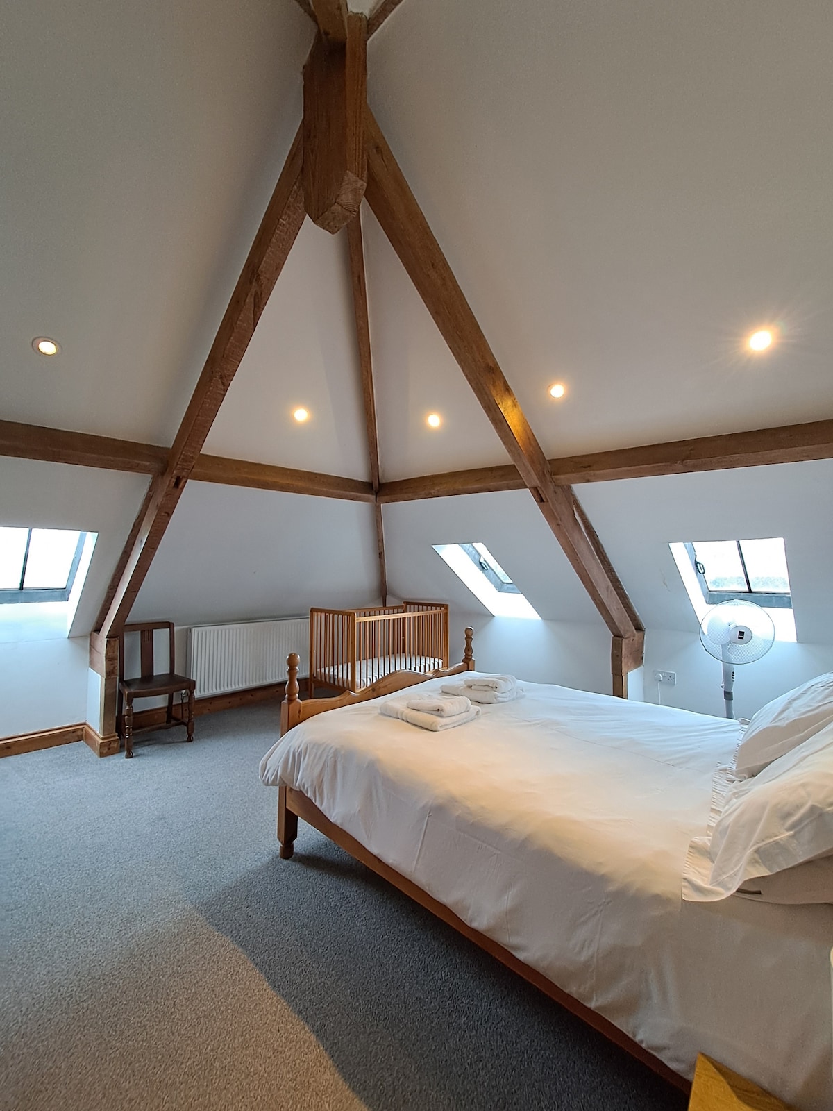 Ъглова двойна спалня на горния етаж със самостоятелна баня 