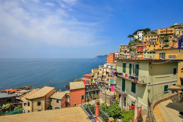 Studio "Sunset", vista mare mozzafiato - Appartamenti in affitto a  Riomaggiore, Liguria, Italia - Airbnb