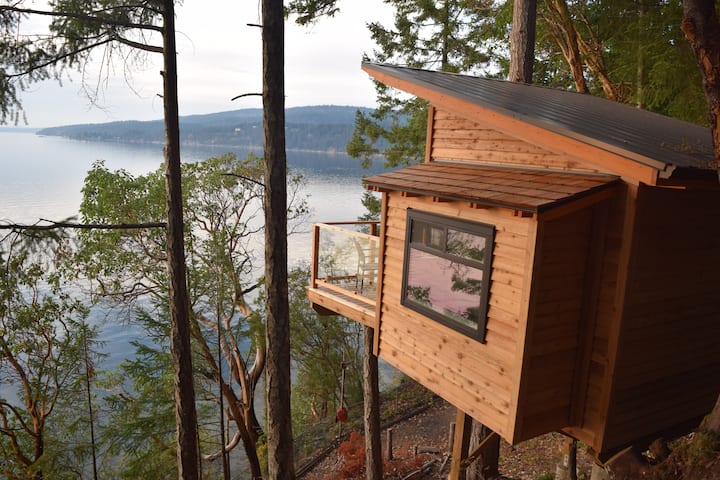 Room with a view and more! Our treehouse overlooks the private beach and beyond. The treehouse is secluded away from the main house with a private deck.