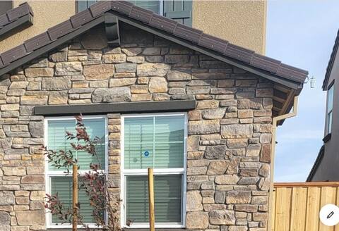 Beautiful One Bedroom Suite with Private Entrance