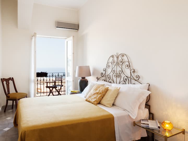 De slaapkamer met tweepersoonsbed.