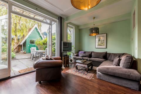 TOWN HOUSE, 12 MIN. TO CITY CENTRE