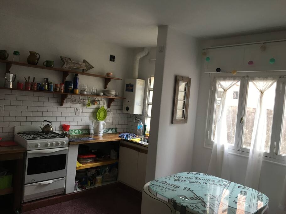 Estar-comedor con cocina integrada.