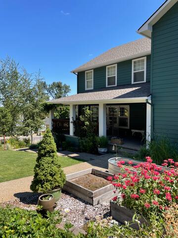 3rd Generation Farmhouse; 4 bdrm, 3.5 bath gallery image 2