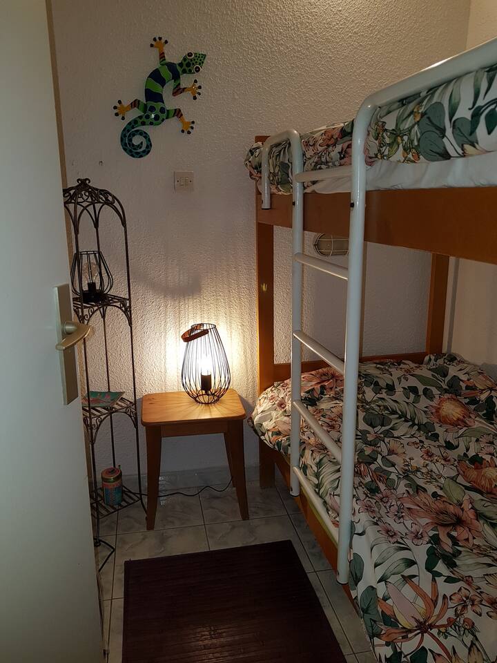 The cabin, 2 bunk beds (suitable for children or in the lower part a young adult), with a window, and a door, well insulated from the rest of the apartment.