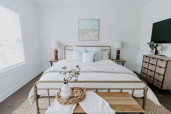 New 3 Br 2+ Ba Townhome | Sleeps 7 | Near Downtown - Tennessee