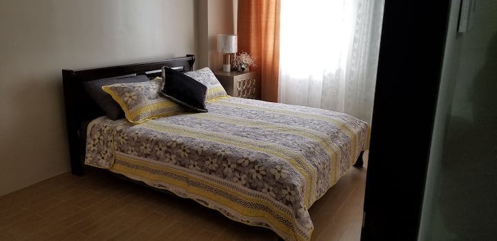 Ovo je glavna spavaća soba. U ovoj se sobi nalazi dodatni kauč na razvlačenje.