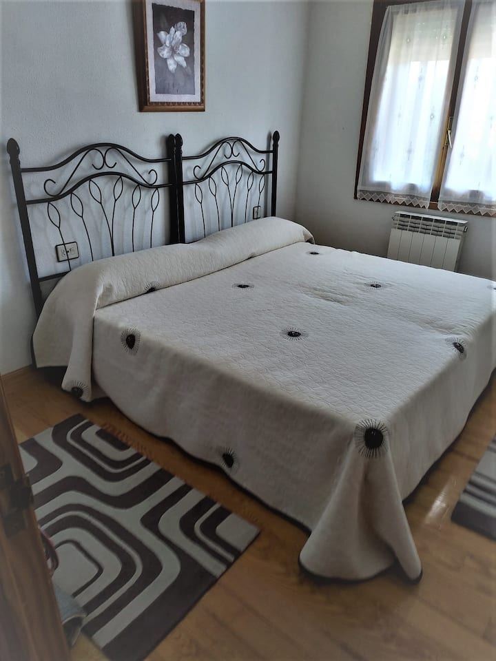 Тройна стая: двойно и единично легло.