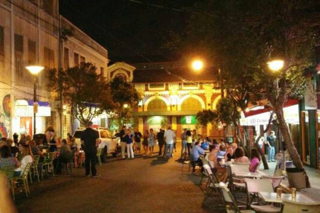La Placita de Santurce. A sólo cuatro calles del apartamento. Durante el día es plaza de mercado y en la noche hay bares, restaurantes y música en vivo. Se permite beber licor en las calles.