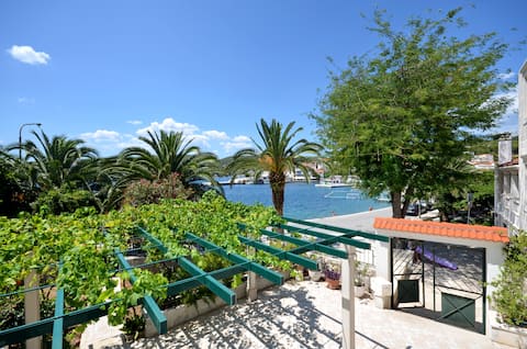 Seafront vacation house w JACUZZI 5 meter to beach