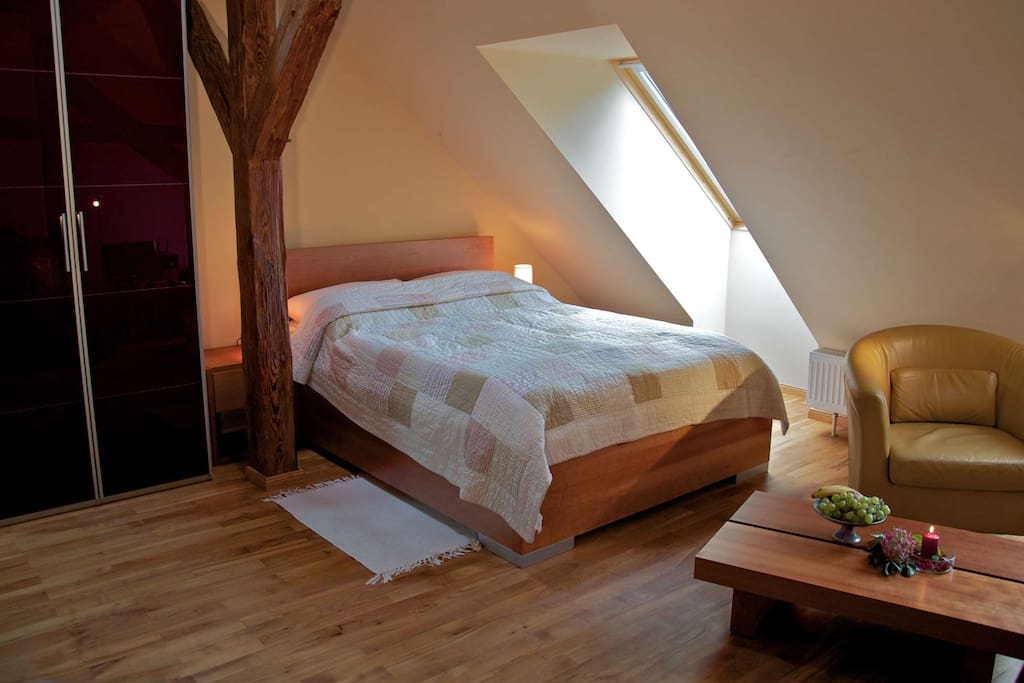Studio 6 - das gemütliche Bett aus Kirschholz
