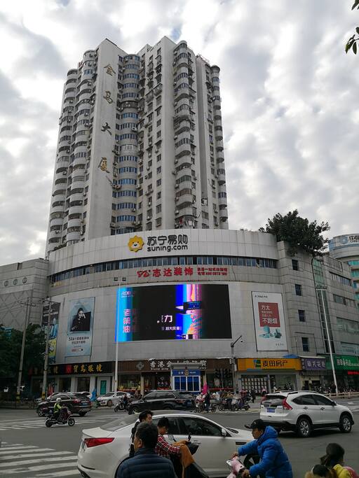 大厦楼下繁华街景