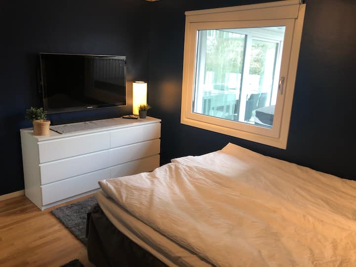 Habitación adolescent con cama matrimonial