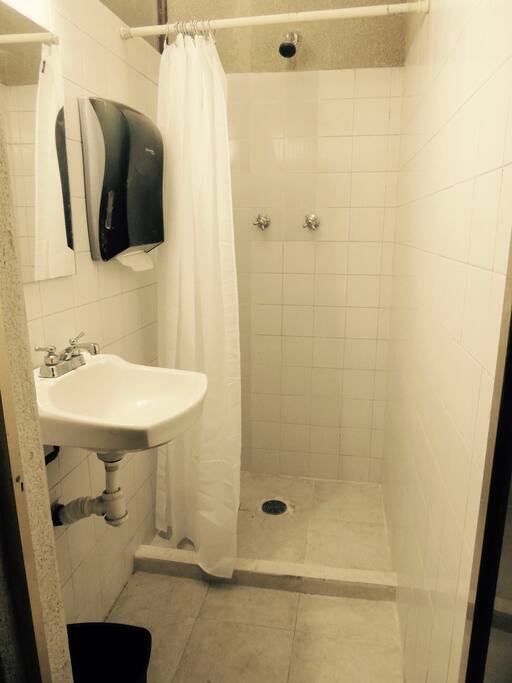 Baño equipado y con área de ducha separada