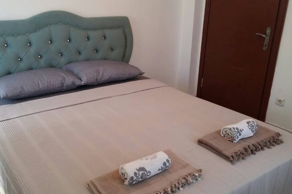 2 yatak odasından birinde çift kişilik yatak mevcuttur.