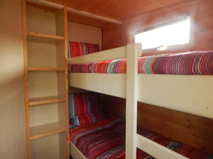 أسرّة بطابقين للأطفال والمراهقين مع تخزين