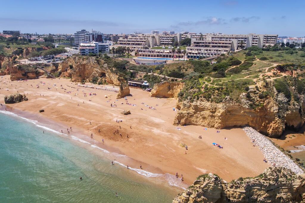 Complexo Iberlagos junto à Praia Dona Ana, com vista sobre a piscina partilhada