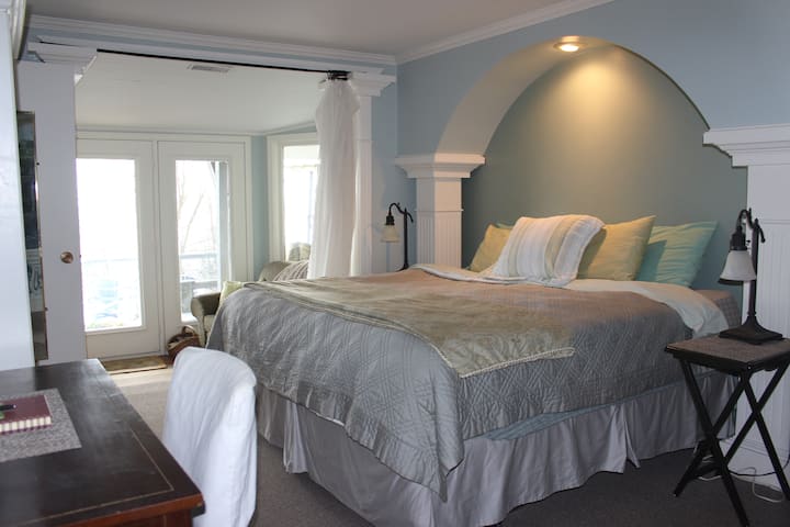 Beobachte den Sonnenaufgang von deinem Kingsize-Bett aus! Das Bett hat eine Memory-Schaumstoffmatratzenauflage für zusätzlichen Komfort. 