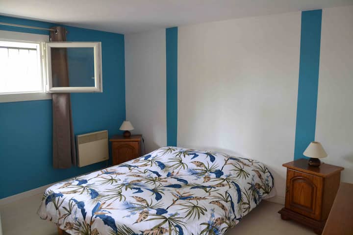 Slaapkamer 1: Tweepersoonsbed met voldoende opbergruimte ( ladekast, kasten...)

Ventilator beschikbaar voor elke kamer. 