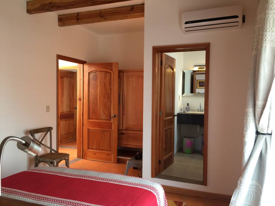 Habitación y baño 1