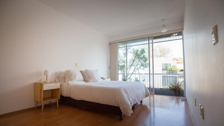 Cómoda cama tamaño queen.